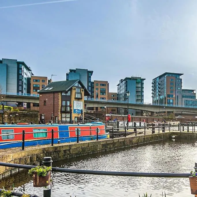 Beautiful 1-Bed Apartment In Grade Listed Warehouse - Victoria Quays, Sheffield City Centre, Free Parking, Pet Friendly, Netflix 0*,