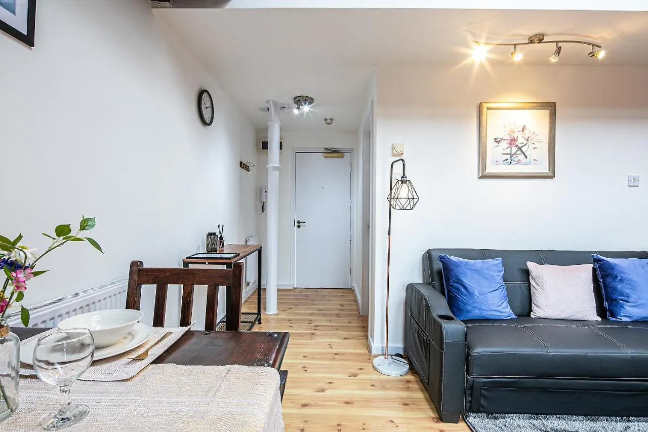 Beautiful 1-Bed Apartment In Grade Listed Warehouse - Victoria Quays, Sheffield City Centre, Free Parking, Pet Friendly, Netflix